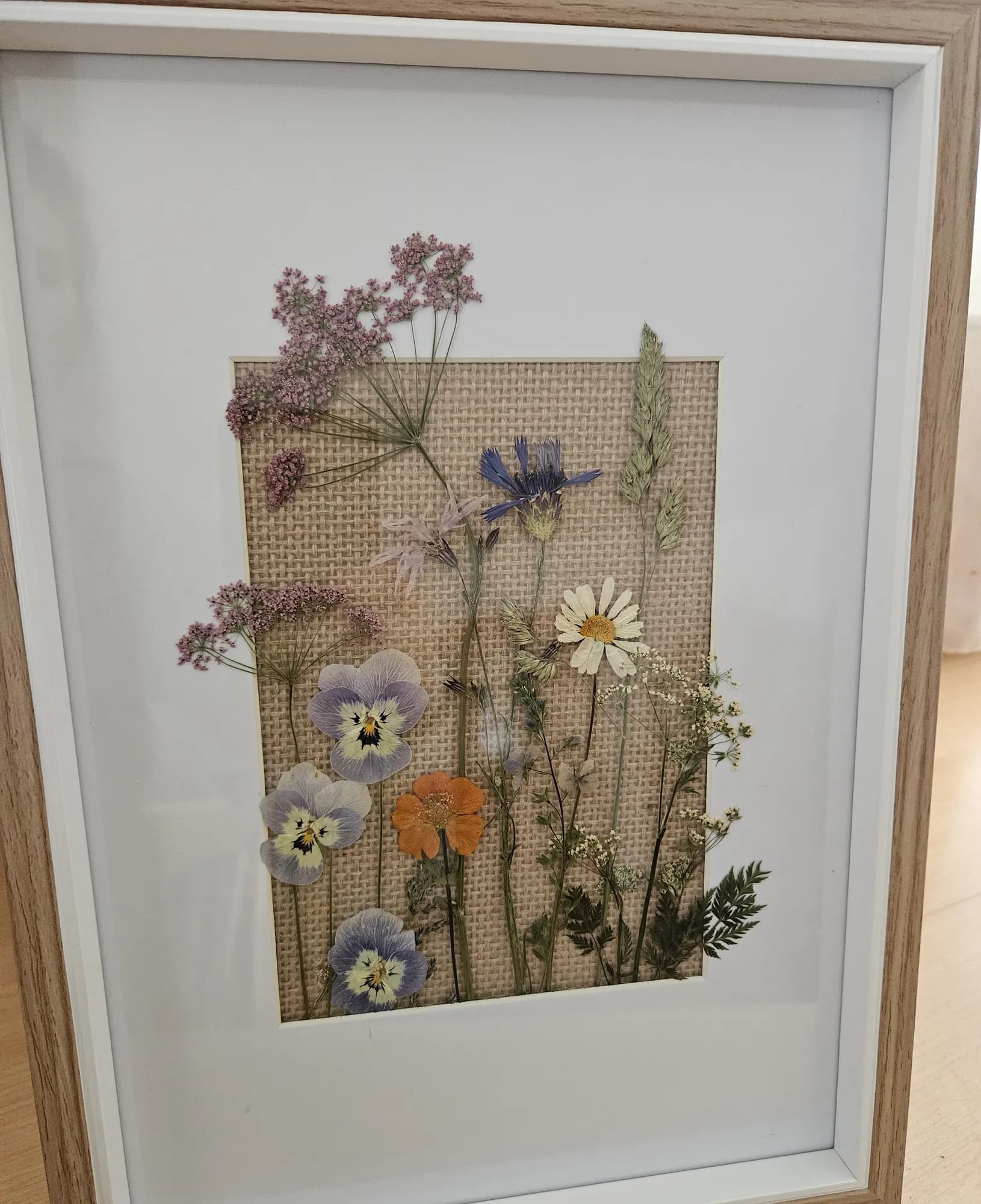 Gerahmtes Trockenblumenbild aus echten Wiesenblumen